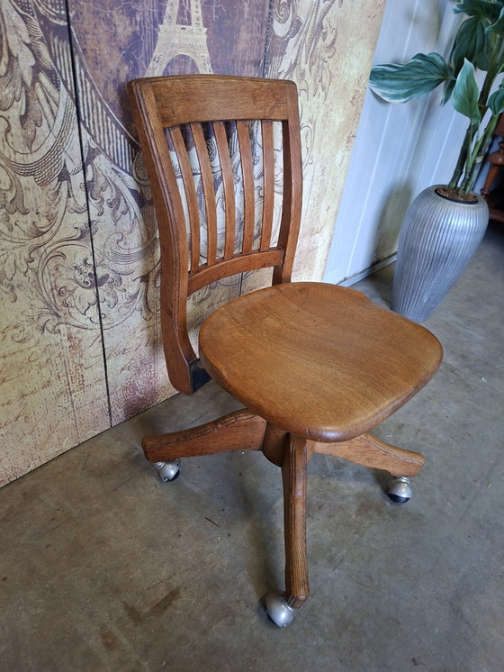 Image 1 of Antiker, verstellbarer Drehstuhl aus Eichenholz der Firma H. ​​Krug Furniture Company, Maße 42 x 50 cm und 78 cm hoch.