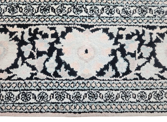 Image 1 of Handgeknüpfter orientalischer Seidenteppich aus Kaschmir, rosa Medaillonmuster, 177 x 280 cm