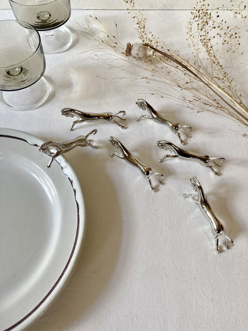 Zes verzilverde metalen messenhouders in de vorm van paarden. Jaren 60.