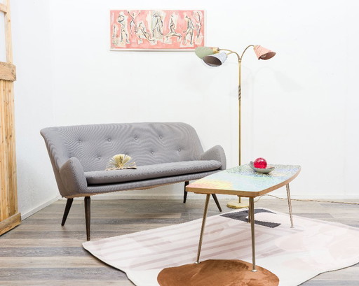 Sofá de cóctel de 2,5 plazas, década de 1950. Restaurado profesionalmente.