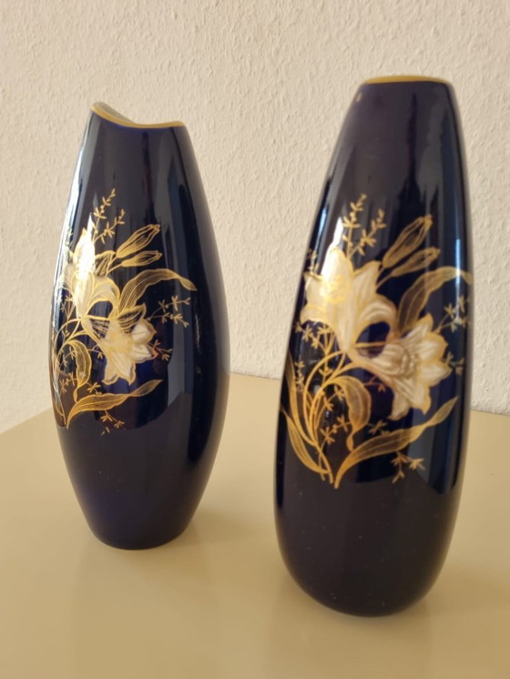 Image 1 of Limburgse porseleinen vazen ​​(2x) – kobaltblauw met gouden lelies – vintage, made in Germany