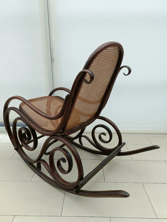 Image 1 of Antiek Thonet gebogen houten rieten schommelstoel