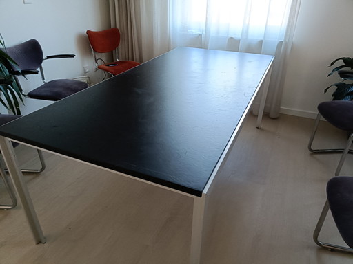 Eettafel zwart linoleum blad