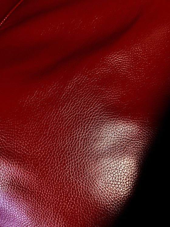 Image 1 of 2 vintage LC2 Le Corbusier stoelen in rood leer, Italië, jaren 80