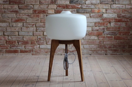 Image 1 of Lampada da terra, paralume in vetro bianco, base in legno, era spaziale, metà secolo, anni '60