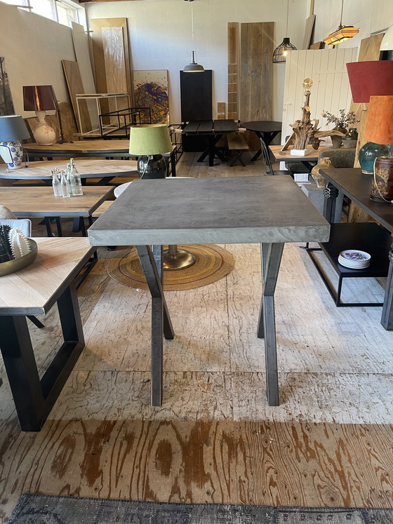 Image 1 of Tavolo da bar o tavolo per stare in piedi in cemento.