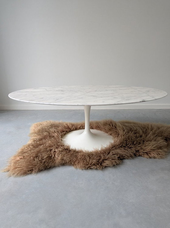 Knoll coffee table, designed by Eero Saarinen, white marble, Fiberglass, Mid Century Modern (photo 2 of 11)