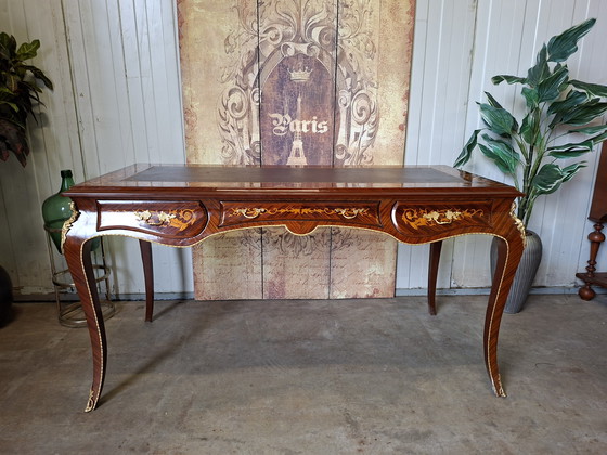 Image 1 of Klassieke rozenfineer bureau met marqueterie, bruin leder ingelegd blad, 3 lades en messing beslag, afm. 158x71cm en 81cm hoog.