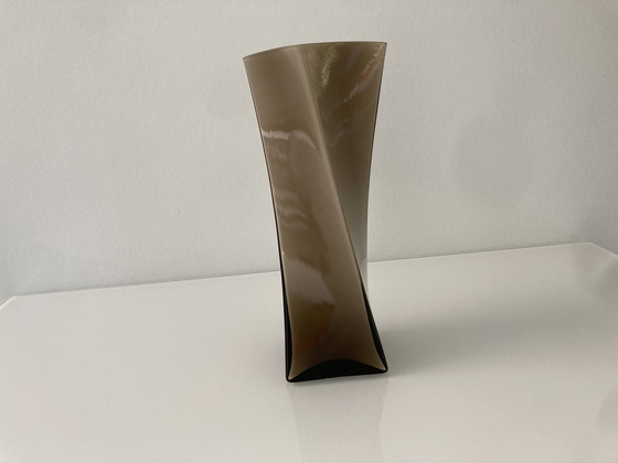 Image 1 of Getordeerd vaasje van bruin rookglas