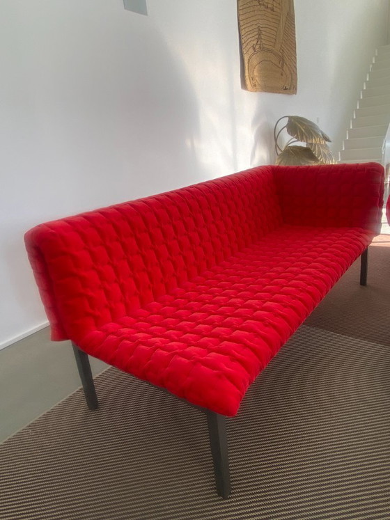 Image 1 of Inga Sempe - Ligne Roset Ruché Poltrona e chaise longue Rivestimento in velluto rosso e gambe in legno grigio 2025