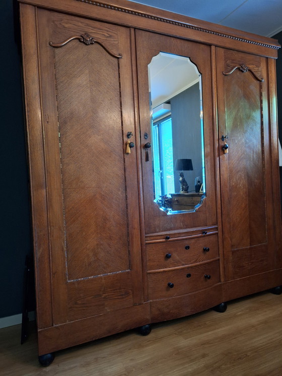 Image 1 of Armoire ancienne avec 2 sections suspendues et une étagère centrale.