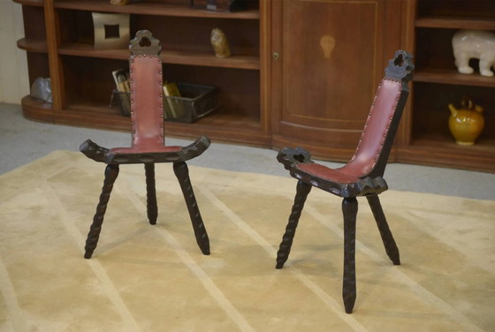 Coppia di sgabelli brutalisti a tre gambe in pino degli anni '50. – Legno (photo 6 of 6)