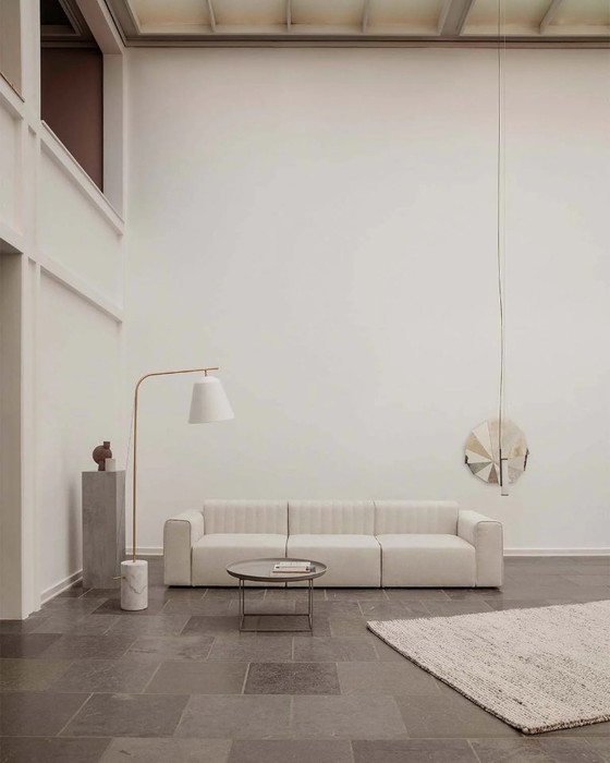 Image 1 of Lampada da terra NORR11 Line One, bianca/ottone e marmo.