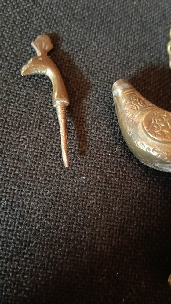 Porta Kohl d'Epoca in Ottone Finemente Inciso a Forma di Pavone – Sculture, Brass (photo 8 of 8)