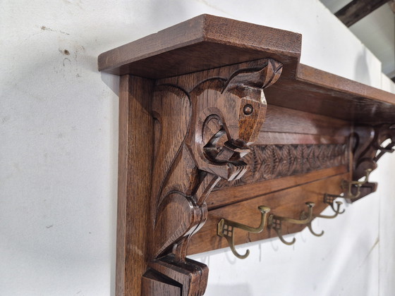 Image 1 of Perchero de pared Art Déco de roble con adornos de ardillas.
