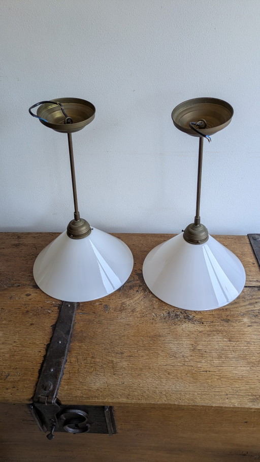 Deux suspensions identiques, abat-jour en verre opalin blanc, années 1920/1930