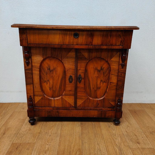 Antiek kastje, halkastje, ladekastje Notenhout fineer