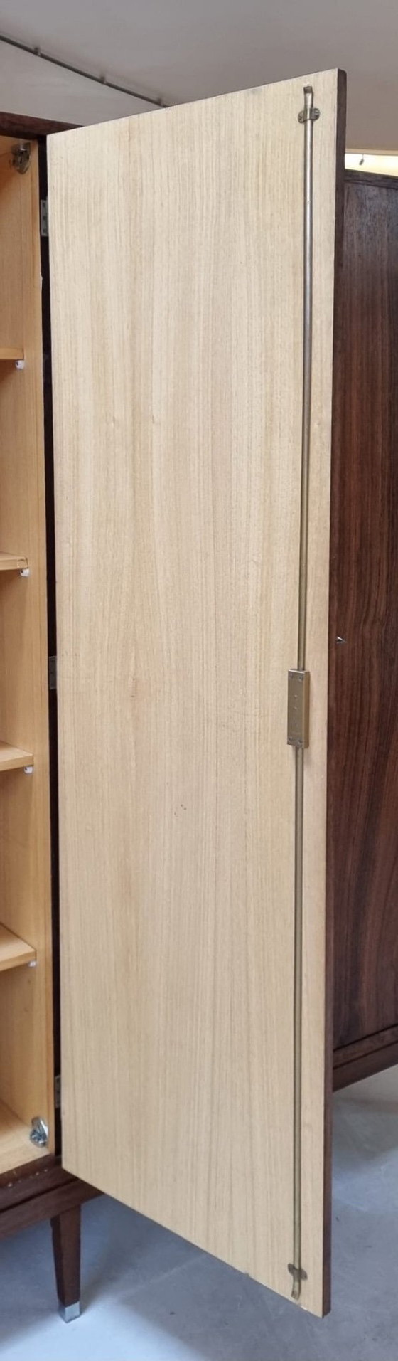 Image 1 of guardaroba di metà secolo