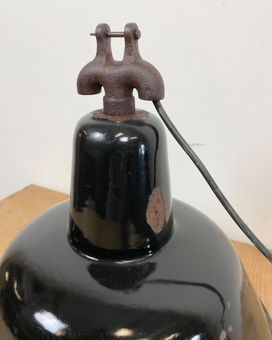 Image 1 of Lámpara industrial de fábrica de esmalte negro con tapa de hierro fundido, década de 1950