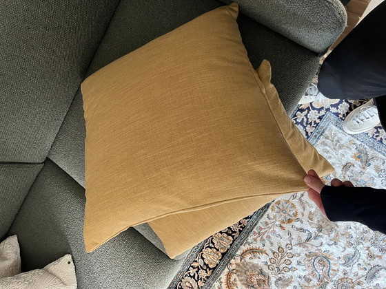 Image 1 of 2 kussens geel prachtige stof