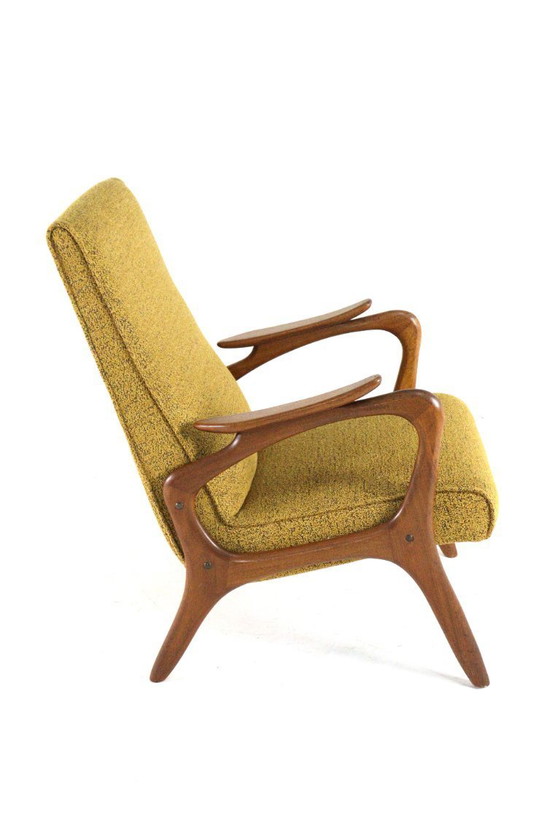 Image 1 of Fauteuil vintage jaune capitonné