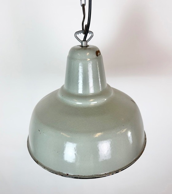 Lámpara colgante industrial de esmalte gris, década de 1960. – Lámparas colgantes, Iron (photo 6 of 17)