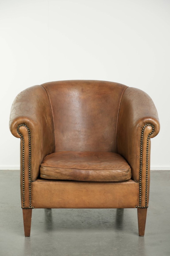 Leuke grote en comfortabele vintage schapenleren clubfauteuil in een mooie lichte cognac kleur – Leather (photo 2 of 12)