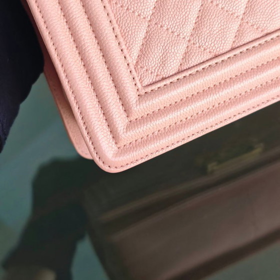 Image 1 of Borsa Chanel Boy Medium - Caviar 25 cm trapuntata rosa chiaro con finiture dorate Serie 25