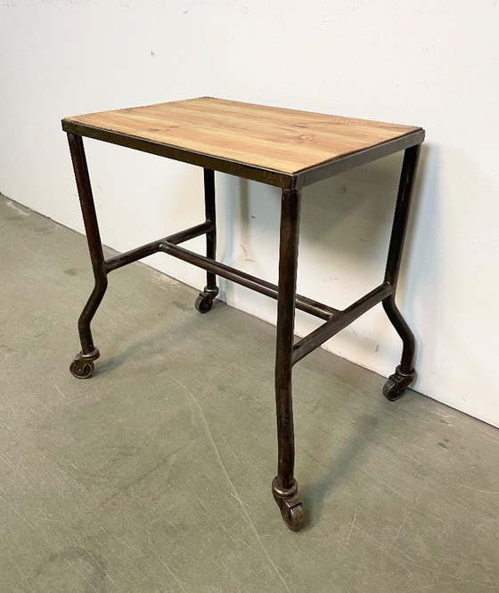 Image 1 of Table industrielle sur roulettes, années 1960