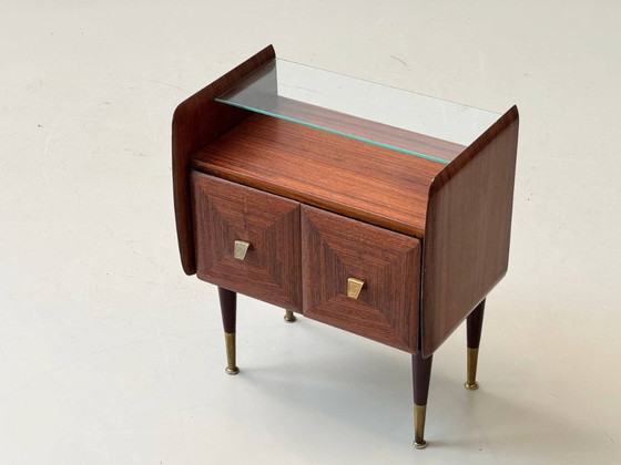 Image 1 of Ensemble de 2 tables de chevet en acajou de style milieu du siècle avec plateaux en verre, années 1960