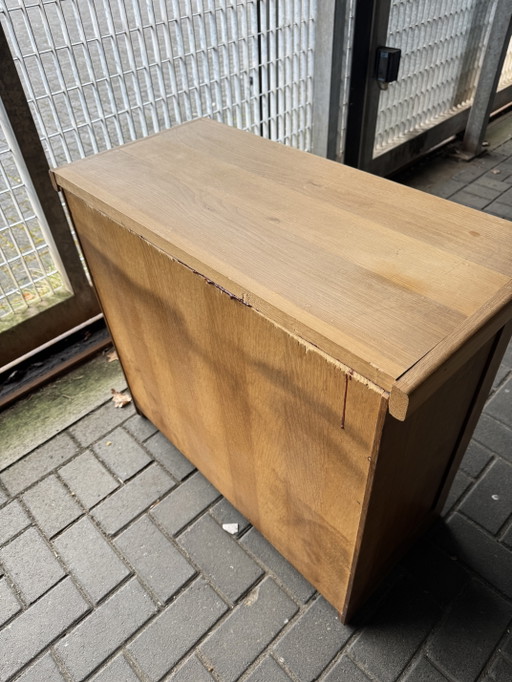 Commode in brutalistische stijl