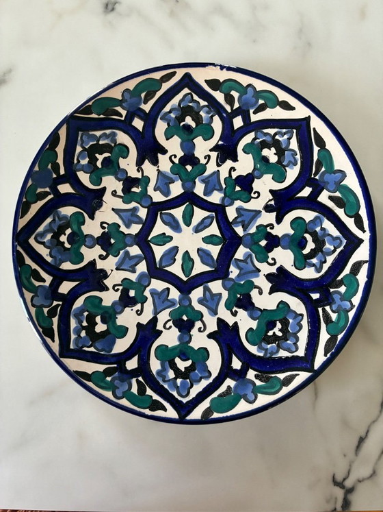 Image 1 of Plato redondo de terracota para servir, procedente de Nabeul, Túnez.