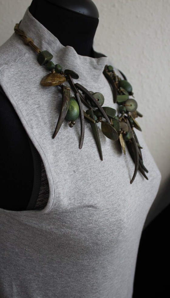 Image 1 of Opvallende halsketting, groene houten schelpen, extravagant, modern, handgemaakt