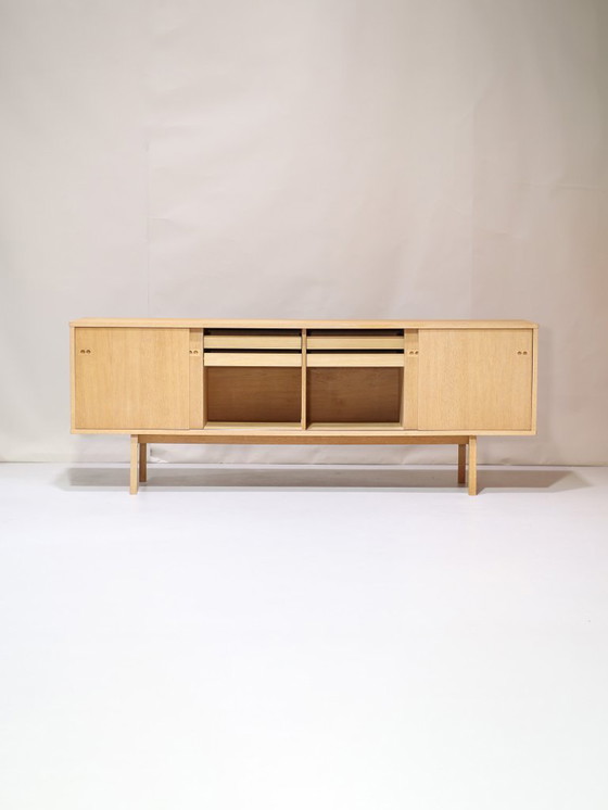 Image 1 of Eiken lowboard dressoir Deens vintage