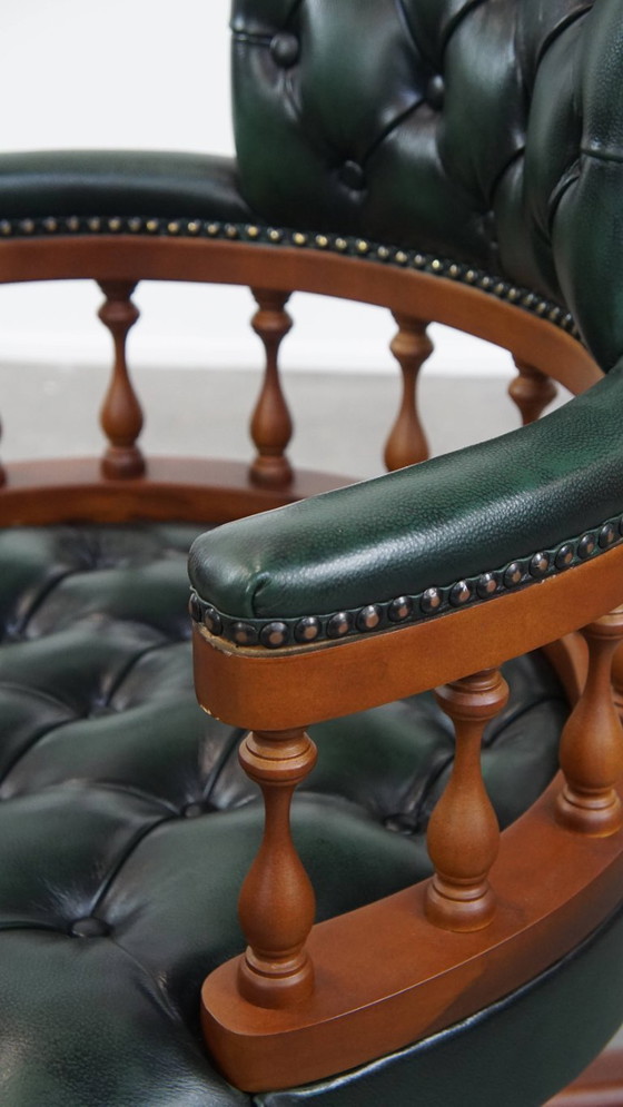 Image 1 of Rundleren en houten donkergroene chesterfield bureaustoel op wieltjes