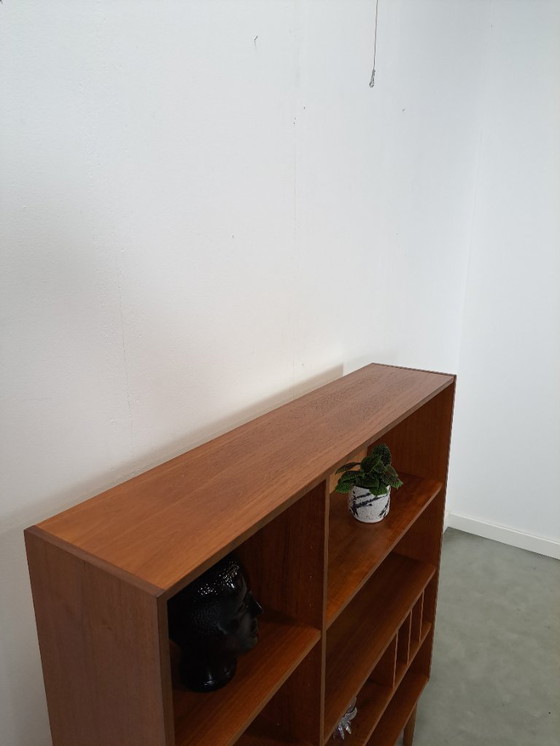 Image 1 of Deens teak vakkenkast met lades en hoge poten, vintage wandkast