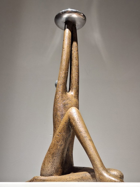 Image 1 of Mujer sosteniendo la luz