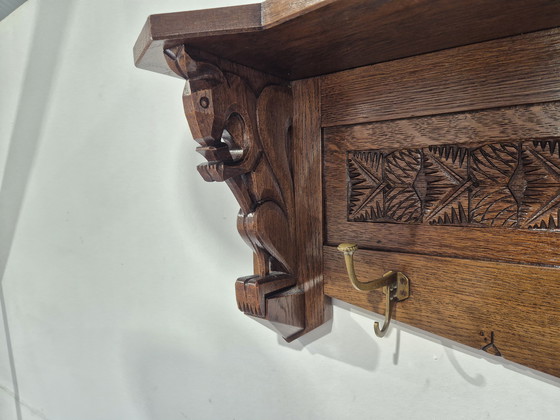 Image 1 of Perchero de pared Art Déco de roble con adornos de ardillas.