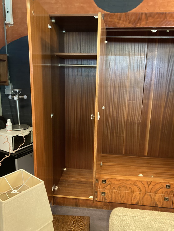 Image 1 of Außergewöhnlicher 5-türiger Kleiderschrank in Nussbaum-Hochglanzfurnier