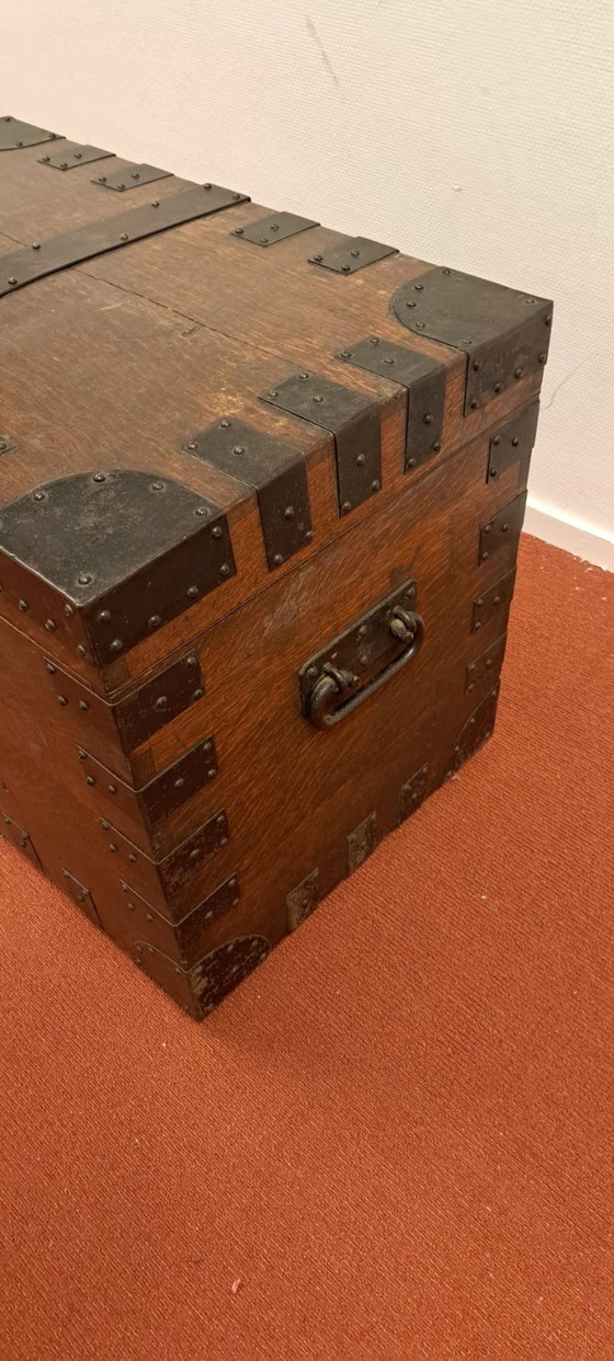 Image 1 of Antike Reisekiste der Armee und Marine aus London | ca. 1900