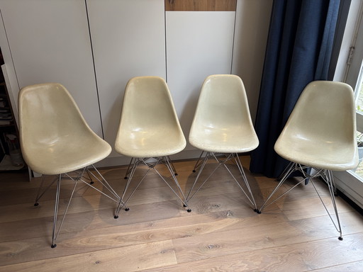 4 sedie laterali vintage Eames Miller DSR in fibra di vetro – pergamena