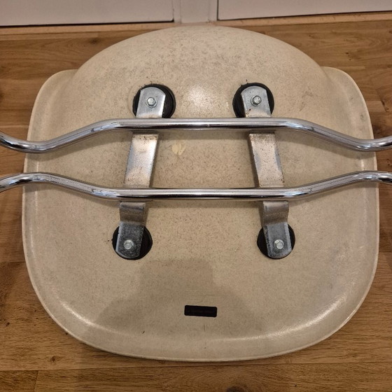 Image 1 of 2 chaises latérales Eames en fibre de verre (piètement DSS)