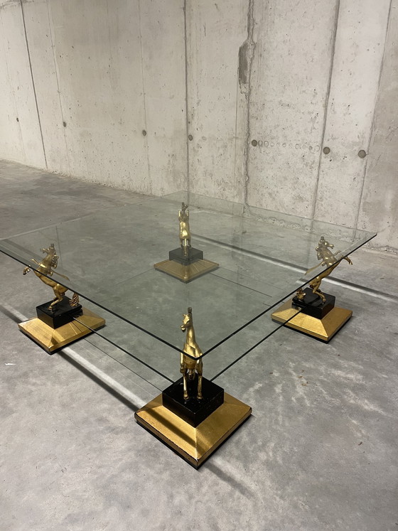 Image 1 of Vintage salontafel met bronzen paarden op stenen pilaren 