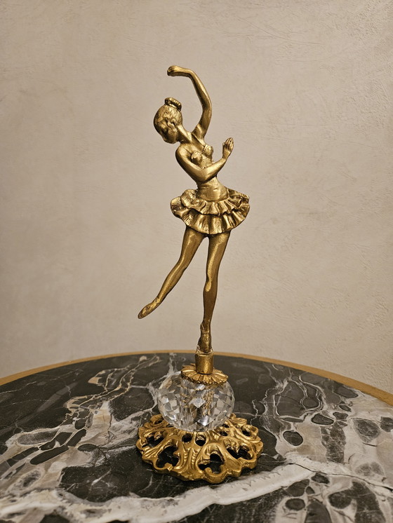 Image 1 of Statuette danzanti dorate - Set di 3 | Ottone e cristallo | Sculture di ballerine vintage di Saraya Abden