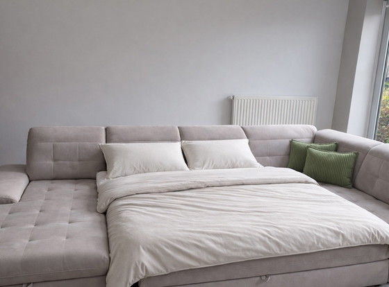 Image 1 of ¡No te lo pierdas! Lujoso sofá en forma de U con función de cama y espacio de almacenamiento.