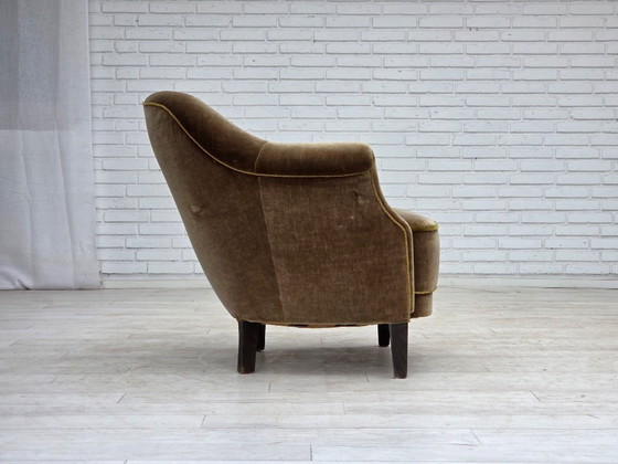 Image 1 of Fauteuil danois des années 1960, revêtement d'origine en velours vert.