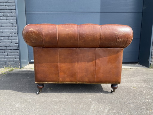 Bellissima e robusta poltrona Chesterfield inglese, sigari, cognac