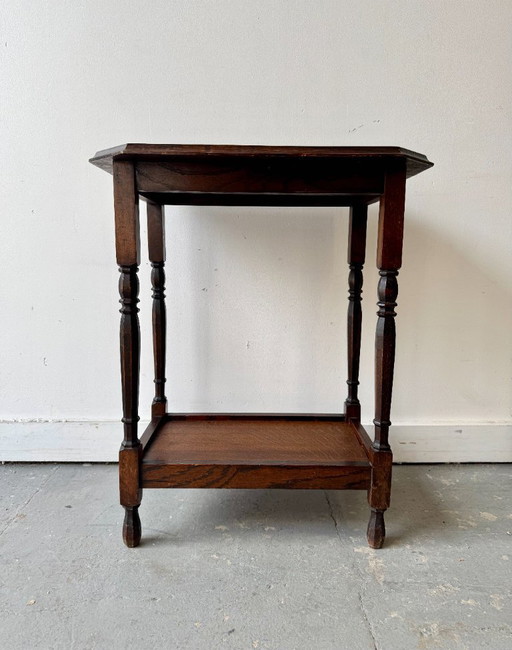 Mesa auxiliar antigua de madera con 2 niveles