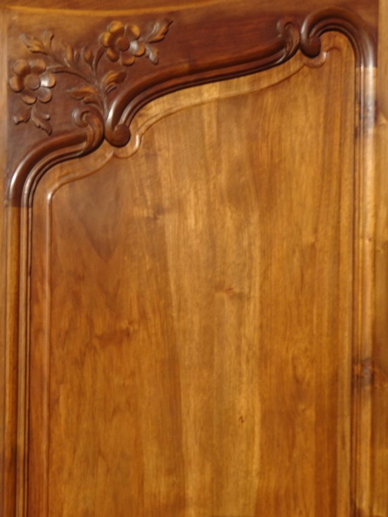 Image 1 of Armadio in noce massello in stile Luigi XV