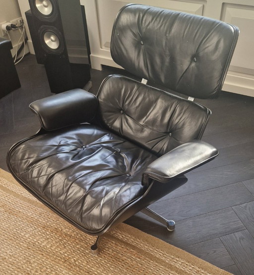 Eames Lounge Stoel van Herman Miller